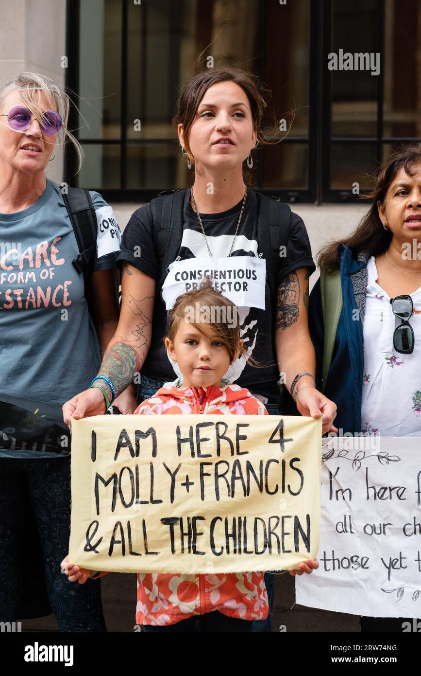 London, Großbritannien. 17. September 2023. Klimaaktivisten treffen sich für die Londoner Mütter-Rebellion vor dem Wissenschaftsmuseum. Unterstützer von XR-Familien, XR-Erzieher, Health for XR- und XR-Psychologen saßen auf einem Kreis vor dem Wissenschaftsmuseum und hielten Plakate. Die Aktivisten fordern sofortige Klimaschutzmaßnahmen, um die Zukunft der Kinder und der Menschheit zu schützen. Quelle: Andrea Domeniconi/Alamy Live News Stockfoto