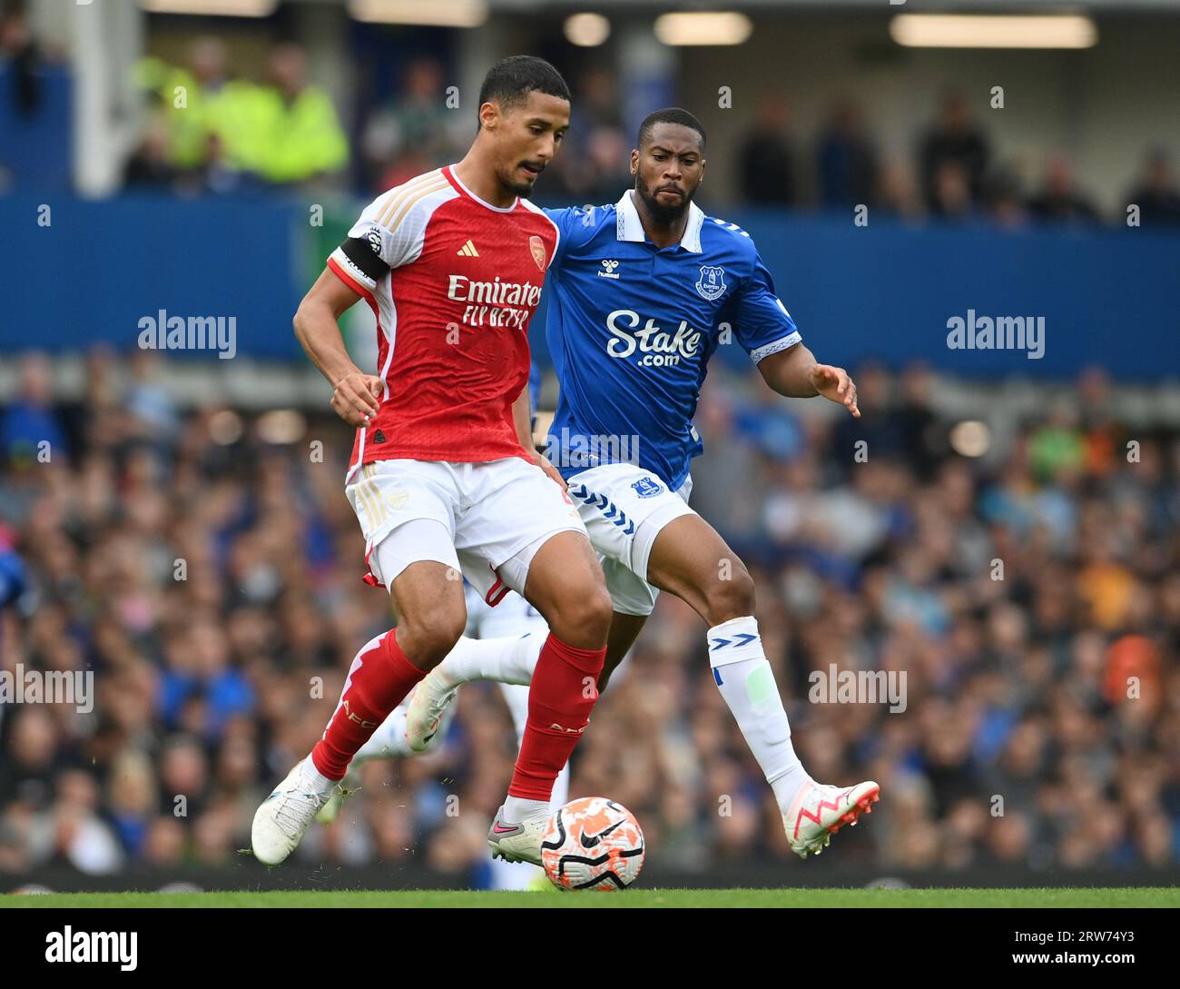 Liverpool, Großbritannien. September 2023. William Saliba von Arsenal spielt mit Beto von Everton während des Spiels in der Premier League im Goodison Park in Liverpool. Auf dem Bild sollte stehen: Gary Oakley/Sportimage Credit: Sportimage Ltd/Alamy Live News Stockfoto