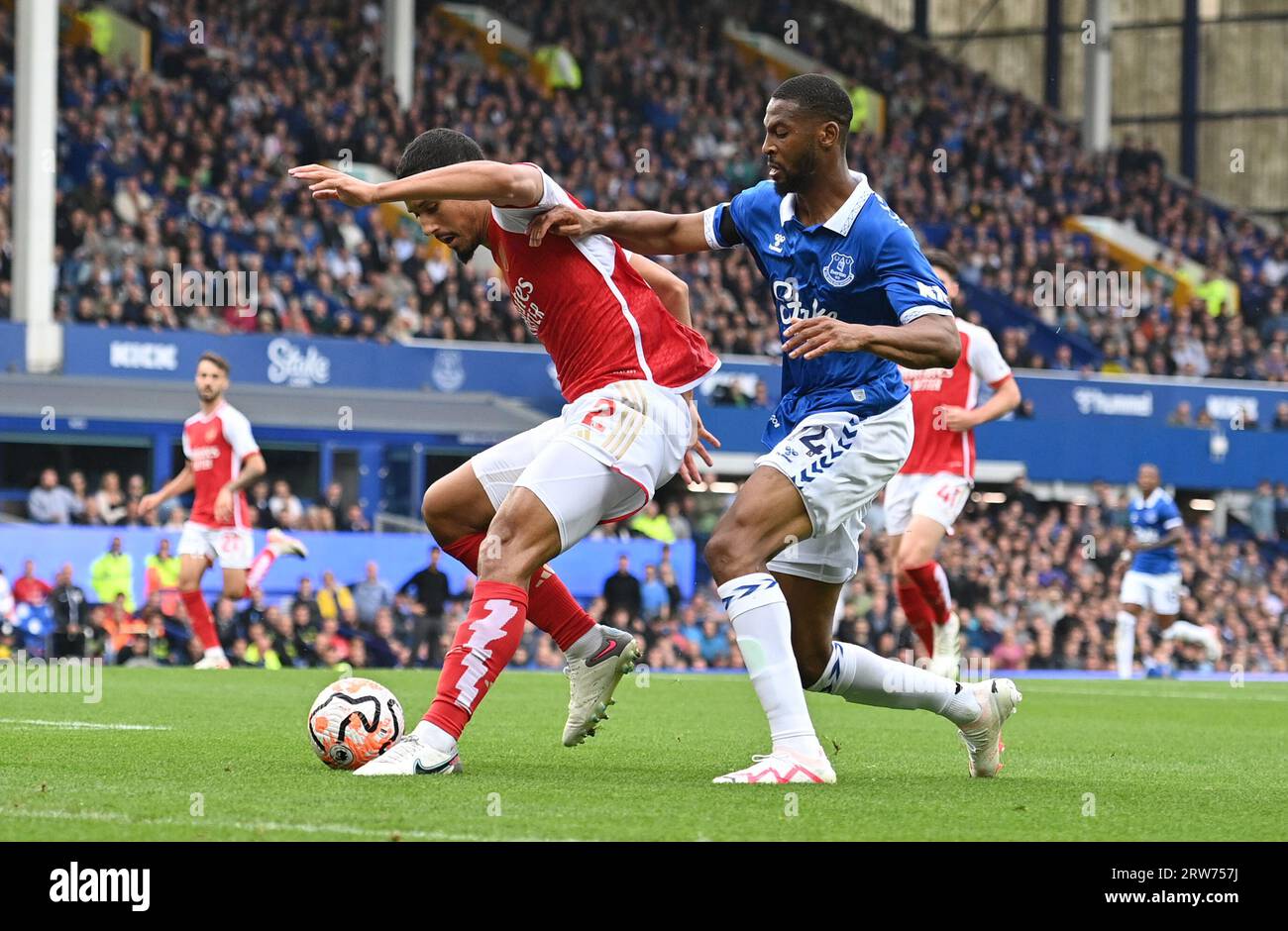 Liverpool, Großbritannien. September 2023. William Saliba von Arsenal hält Beto von Everton während des Spiels der Premier League im Goodison Park in Liverpool ab. Auf dem Bild sollte stehen: Gary Oakley/Sportimage Credit: Sportimage Ltd/Alamy Live News Stockfoto