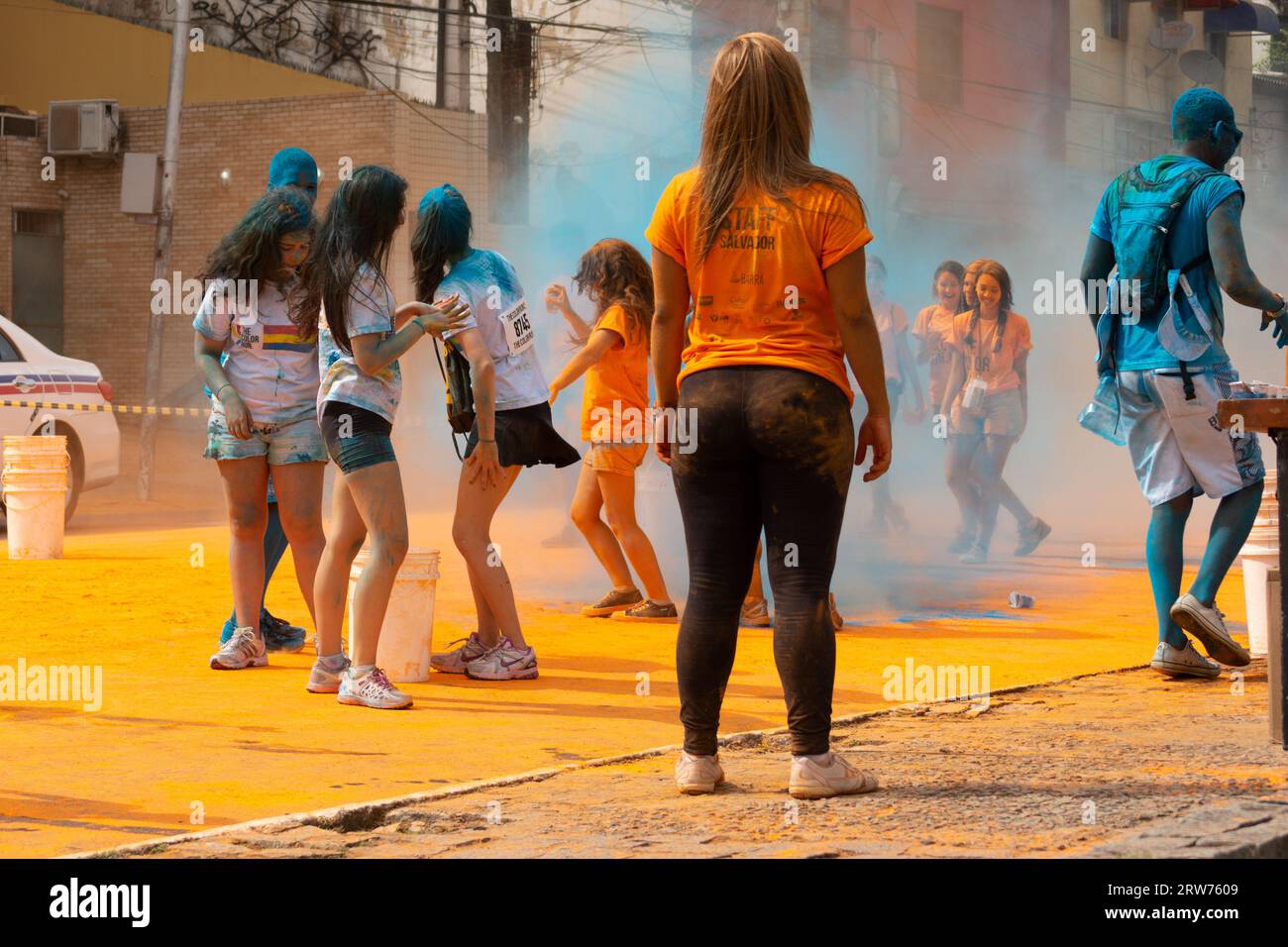 Salvador, Bahia, Brasilien - 22. März 2015: Die Leute haben Spaß mit Farbpulver während eines bunten Rennens im Dique do Tororo in der Stadt Salvador, Bahia. Stockfoto