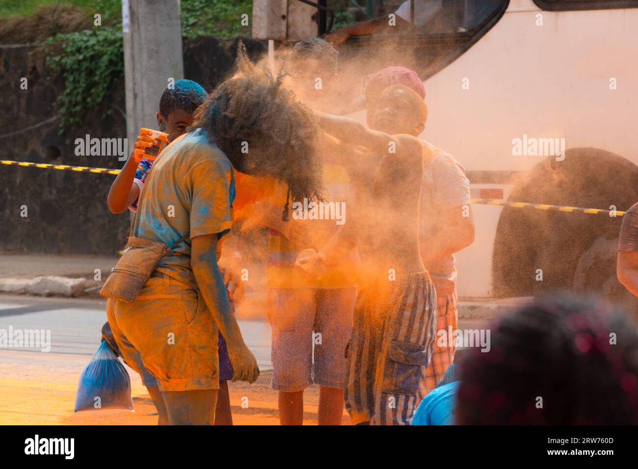 Salvador, Bahia, Brasilien - 22. März 2015: Die Leute haben Spaß mit Farbpulver während eines bunten Rennens im Dique do Tororo in der Stadt Salvador, Bahia. Stockfoto