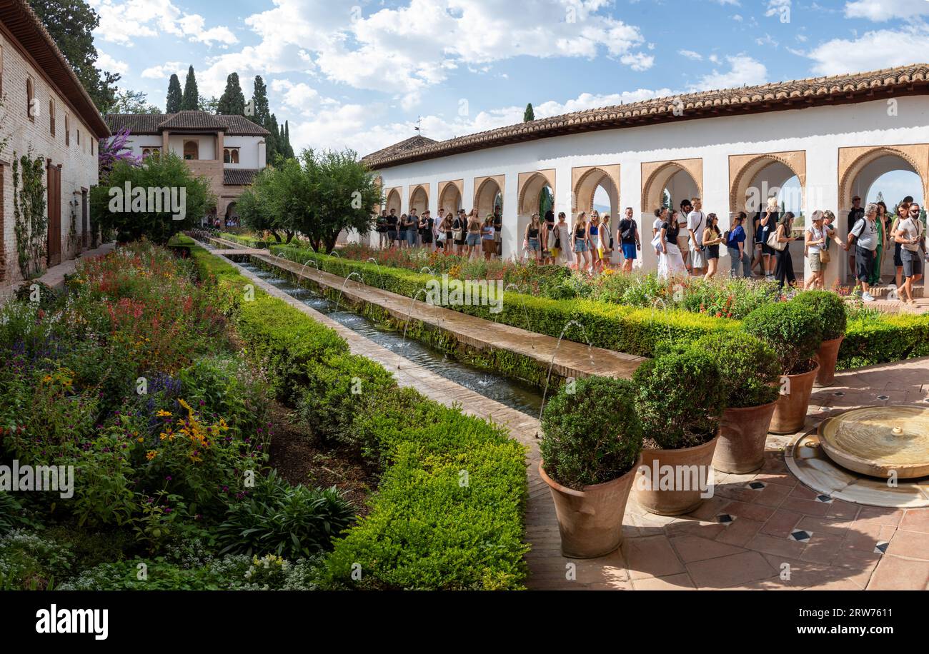 Panoramablick auf den Nordpavillon des Patio de la Acequia im Almunia-Palast im Generalife Stockfoto