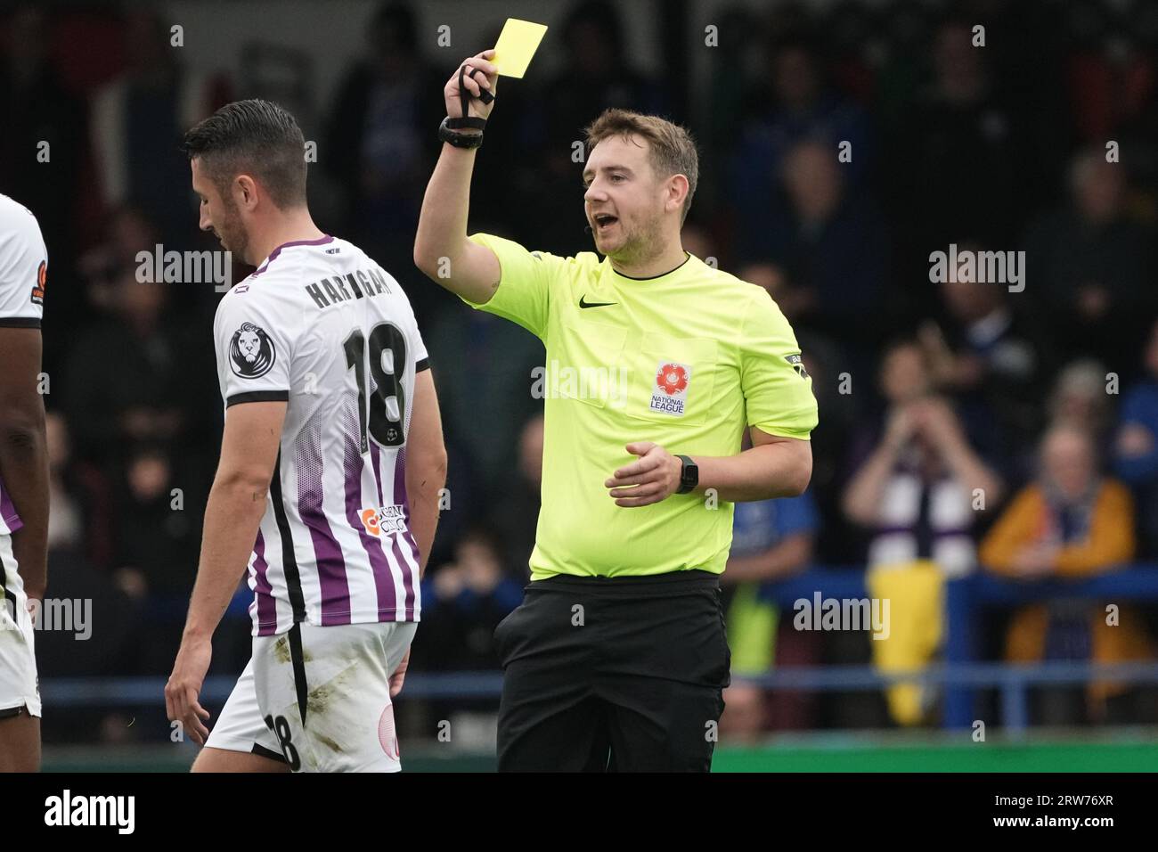 Rochdale gegen Barnet 16. September 2023 in der Crown Oil Arena. Vanarama National League Rochdale 4 V Barnet 2 Schiedsrichter James Durbin zeigt gelbe Karte Stockfoto