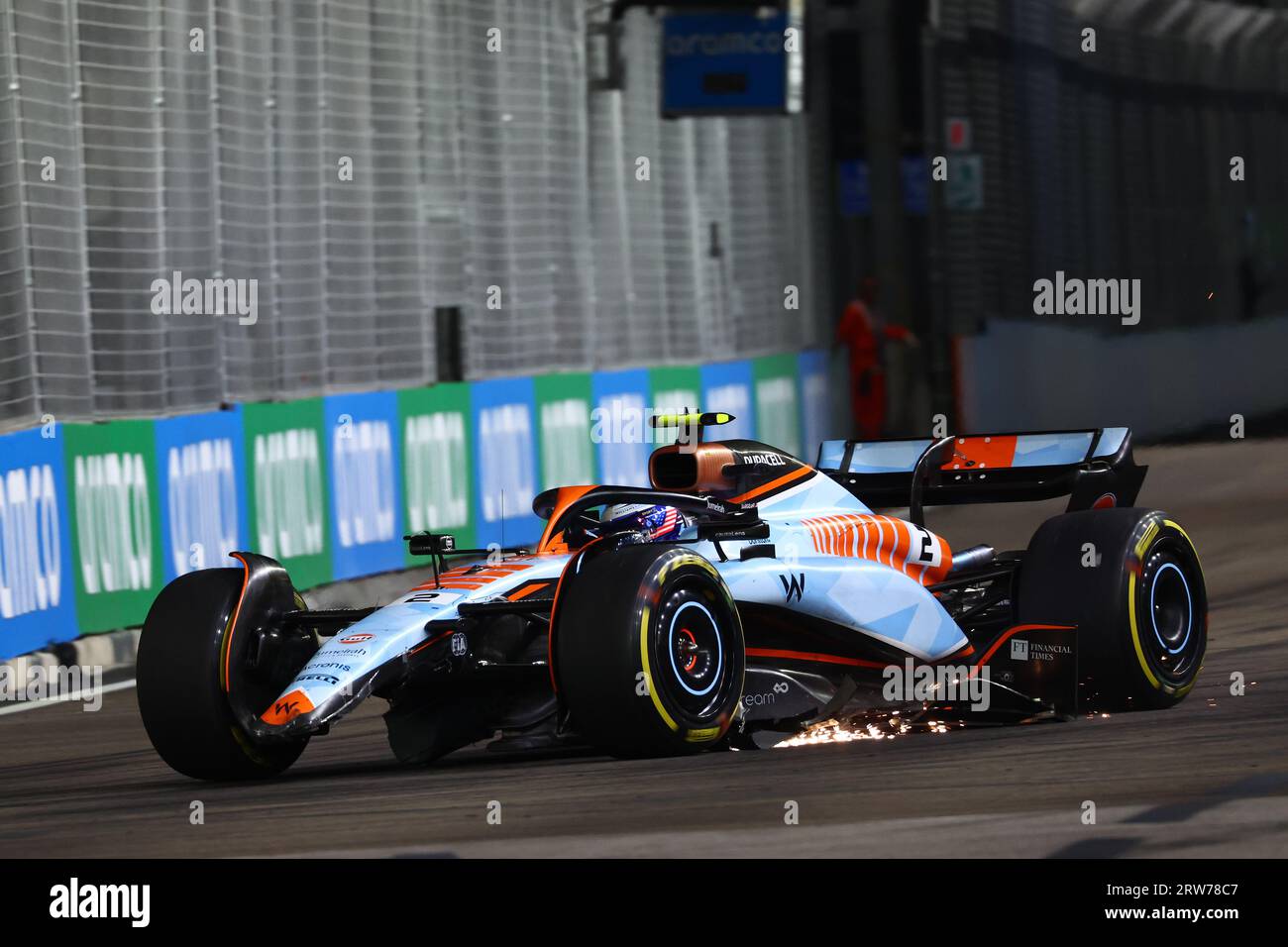 Singapur, Singapur. September 2023. Logan Sargeant (USA) Williams Racing FW45 mit gebrochenem Frontflügel. Formel-1-Weltmeisterschaft, Rd 16, Singapur Grand Prix, Sonntag, 17. September 2023. Marina Bay Street Circuit, Singapur. Quelle: James Moy/Alamy Live News Stockfoto