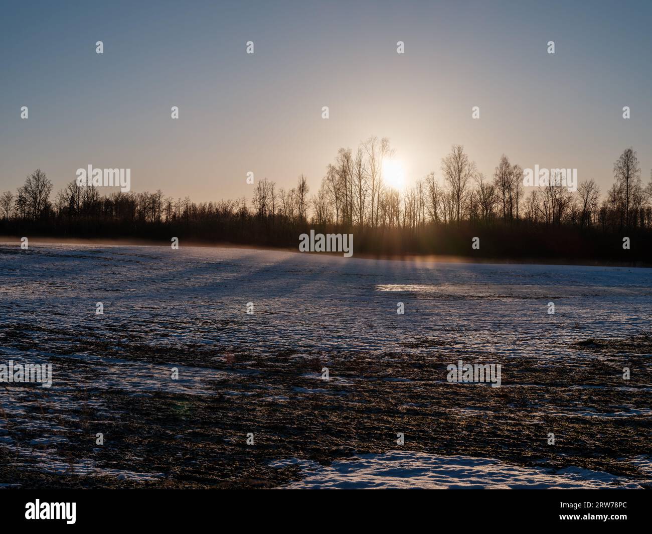 Landschaft an kalten Wintertagen mit Schnee und Eis gefroren Stockfoto