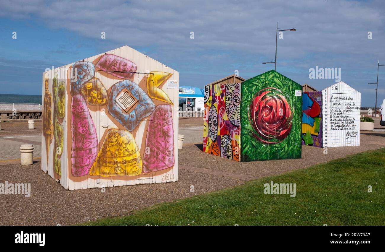 Kunst am Meer auf Strandhütten in Dieppe, Normandie Dieppe ist ein Fischerhafen an der Normandie Küste von Nordfrankreich Stockfoto
