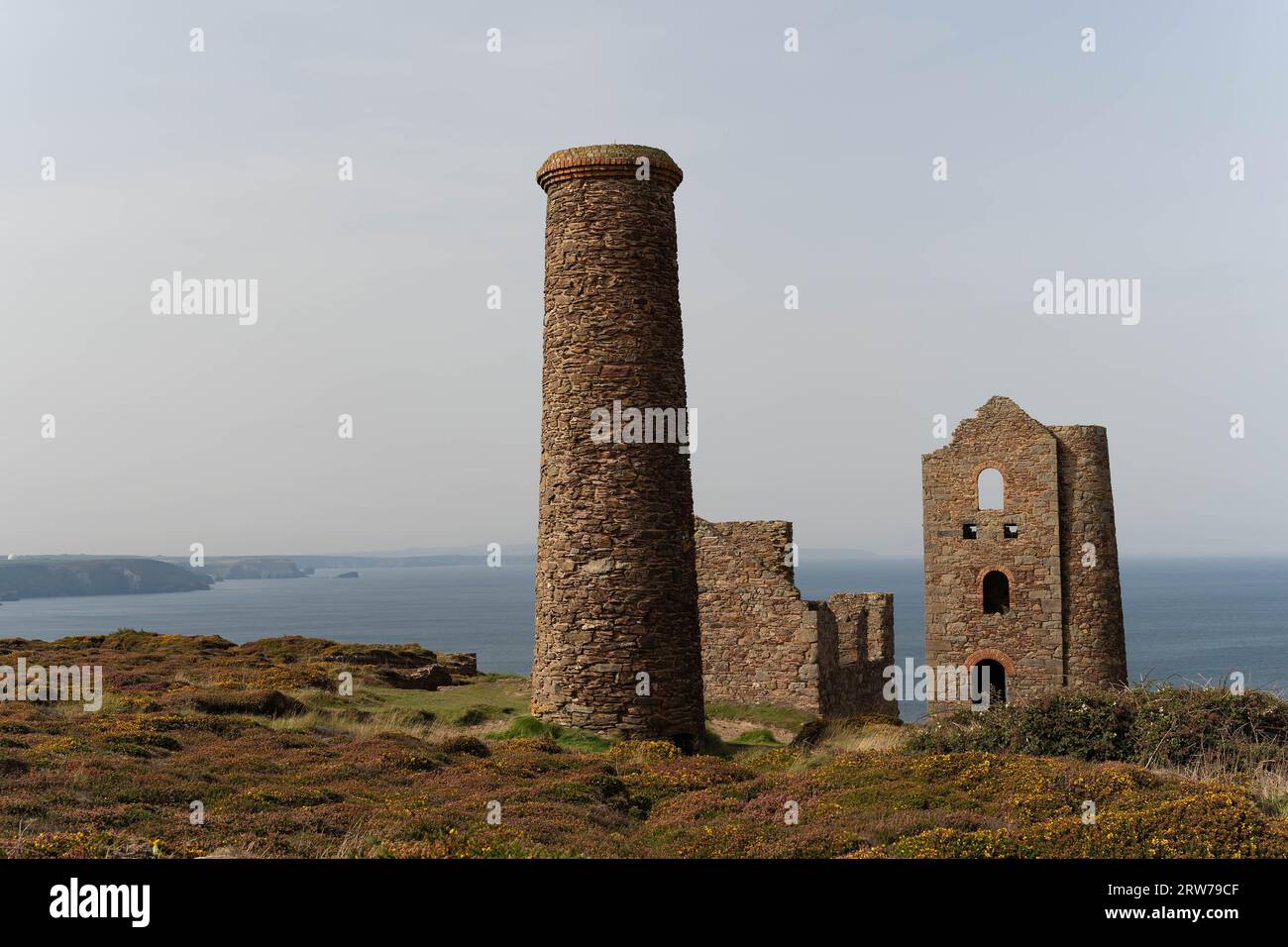 Historische Zinnmine Motorenruinen mit Blick auf die Küste von Cornwall Stockfoto
