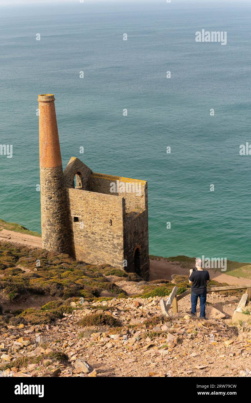 Historische Zinnmine-Motorenruinen an der kornischen Küste mit einem herrlichen Blick aufs Meer Stockfoto