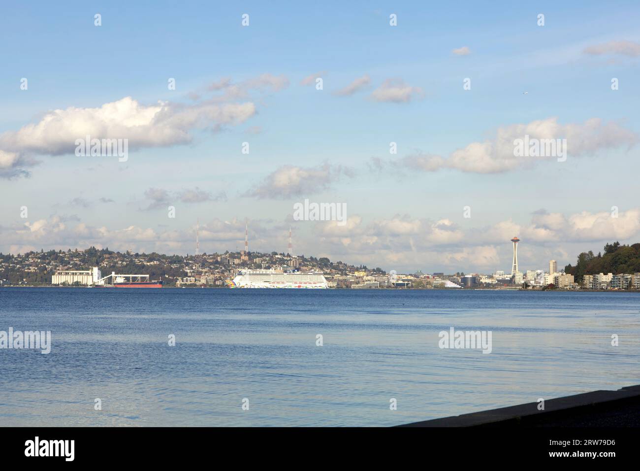 Horizon of Downtown Seattle, einschließlich Space Needle, Ferries und Industrial District Stockfoto