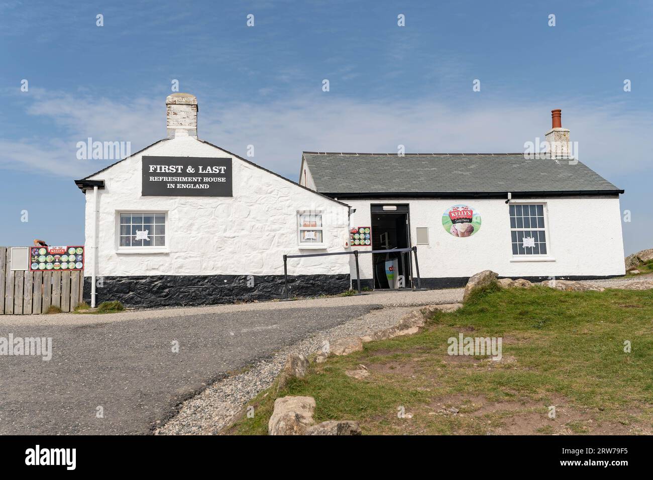 Erstes und letztes Erfrischungshaus in England, weißes Gebäude mit traditioneller kornischer Architektur Stockfoto