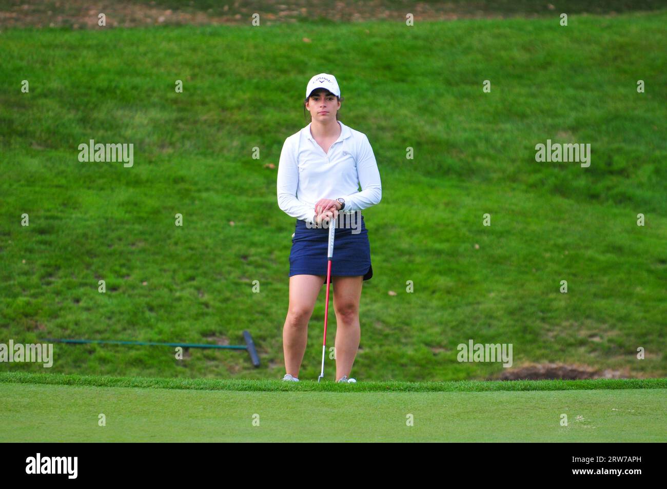 Jamie Chadwick Motorrennfahrer spielt Golf Stockfoto