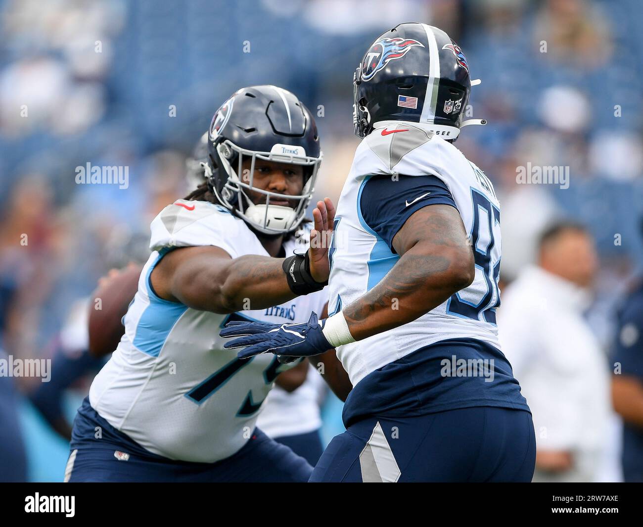 Nashville, TN, USA. September 2023. Tennessee Titans Offensive Tackle Dillon Radunz (75) durchläuft Übungen während der Vorbereitungstests gegen die Los Angeles Chargers eines NFL-Spiels zwischen den Los Angeles Chargers und den Tennessee Titans in Nashville, TN. Steve Roberts/CSM/Alamy Live News Stockfoto