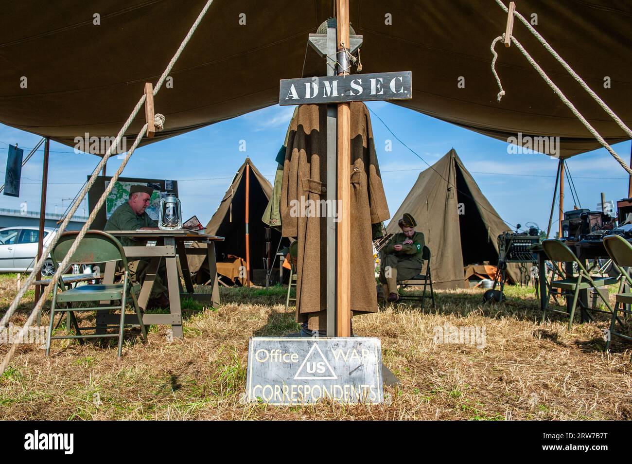 Nijmegen, Gelderland, Niederlande. September 2023. Allgemeine Ansicht der Nachbildung eines Zeltes für Kriegsjournalisten während des Zweiten Weltkriegs. In diesem Monat werden es 79 Jahre her sein, dass die Truppen der 82. US-amerikanischen Luftwaffendivision den Fluss Waal in Nijmegen überquerten, um die Stadt von den deutschen Besatzern zu befreien. Aus diesem Grund wurde am Flussufer ein Lager aus dem Zweiten Weltkrieg neu errichtet, in dem Reenactors (Teilnehmer in authentischer Militärkleidung) die Besucher in die Zeit mit lebendiger Geschichte zurückbrachten. (Bild: © Ana Fernandez/SOPA Images via ZUMA Press Wire) NUR REDAKTIONELLE VERWENDUNG! Nicht für kommerzielle ZWECKE! Stockfoto