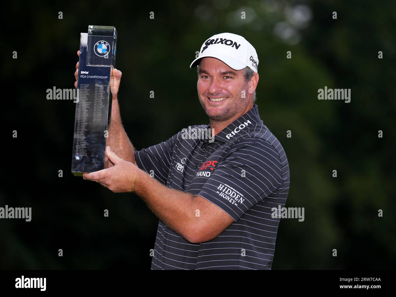 Ryan Fox posiert mit der Trophäe nach dem vierten Tag der BMW PGA Championship 2023 im Wentworth Golf Club in Virginia Water, Surrey. Bilddatum: Sonntag, 17. September 2023. Stockfoto