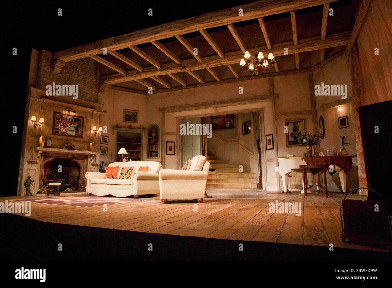 Bühnenbild für BLITHE SPIRIT von Noel Coward im Gielgud Theatre, London W1 18/03/2014 Design: Simon Higlett Lighting: Mark Jonathan Regisseur: Michael Blakemore Stockfoto
