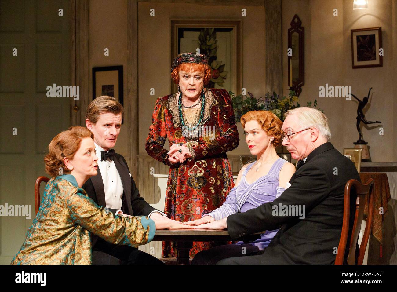 The Seance - l-r: Serena Evans (Mrs Bradman), Charles Edwards (Charles Condomine), Angela Lansbury (Madame Arcati), Janie Dee (Ruth Condomine), Simon Jones (Dr Bradman) in BLITHE SPIRIT von Noel Coward am Gielgud Theatre, London W1 18/03/2014 Design: Simon Higlett Lighting: Mark Jonaemore Michael Stockfoto