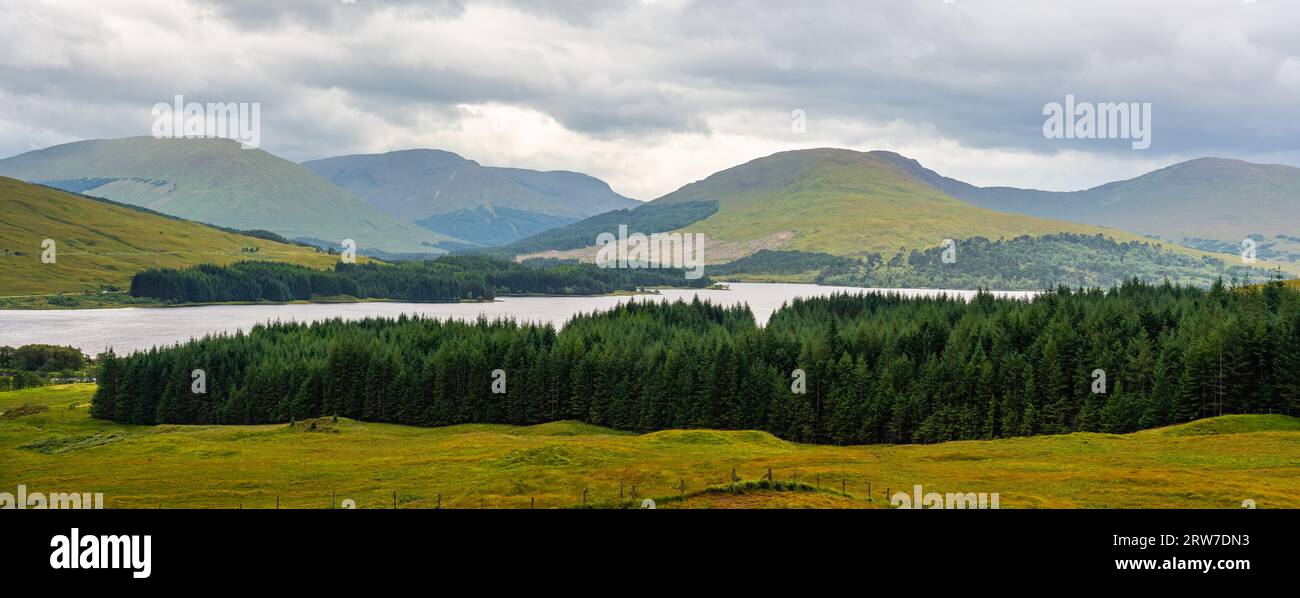 Großartiges Panorama der bergigen und grünen Landschaft mit Seen im Glencoe Valley, Schottland. Stockfoto