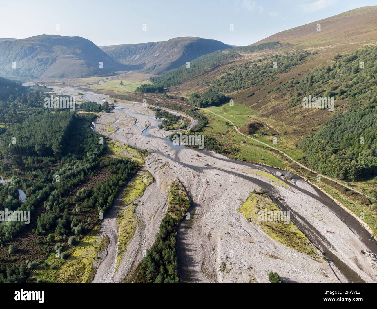 Natürliche und unmanipulierte Hochwasserebene auf dem Fluss feshie, glenfeshie, Cairngorm Nationalpark Schottland Vereinigtes Königreich Stockfoto