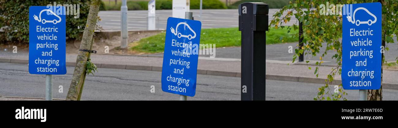 Elektrische Ladestation für PKW oder Fahrrad kostenlos auf dem Parkplatz Stockfoto