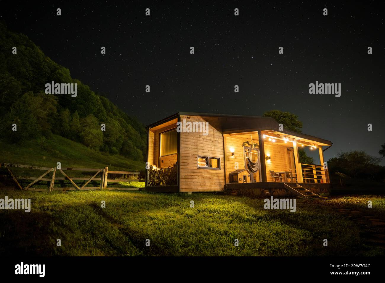Winziges Barnhouse in der Nacht Stockfoto