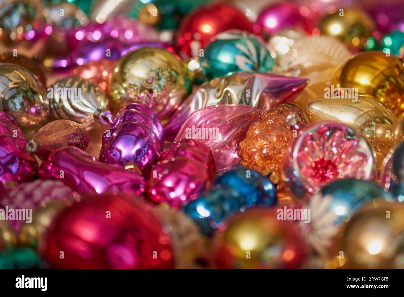 Bunte weihnachtsballen-Ornamente UdSSR als Hintergrund, Nahaufnahme Stockfoto