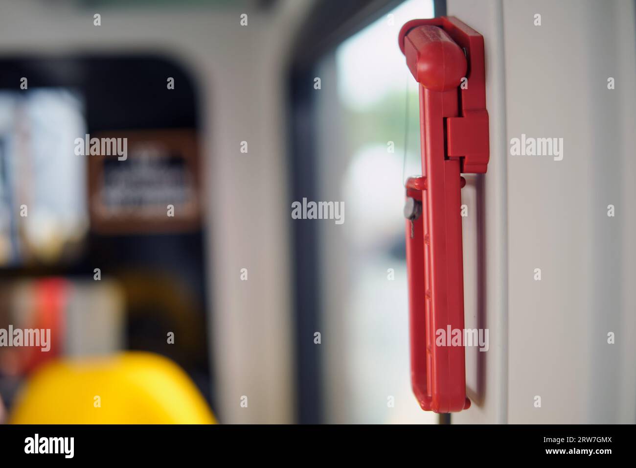 Hammerscheibe auf Zug, Straßenbahn, Bus und Auto. Rote Sicherheitsglas-Hammerbefestigung oder Aufhängung in der Nähe der Fenster zum Brechen Stockfoto
