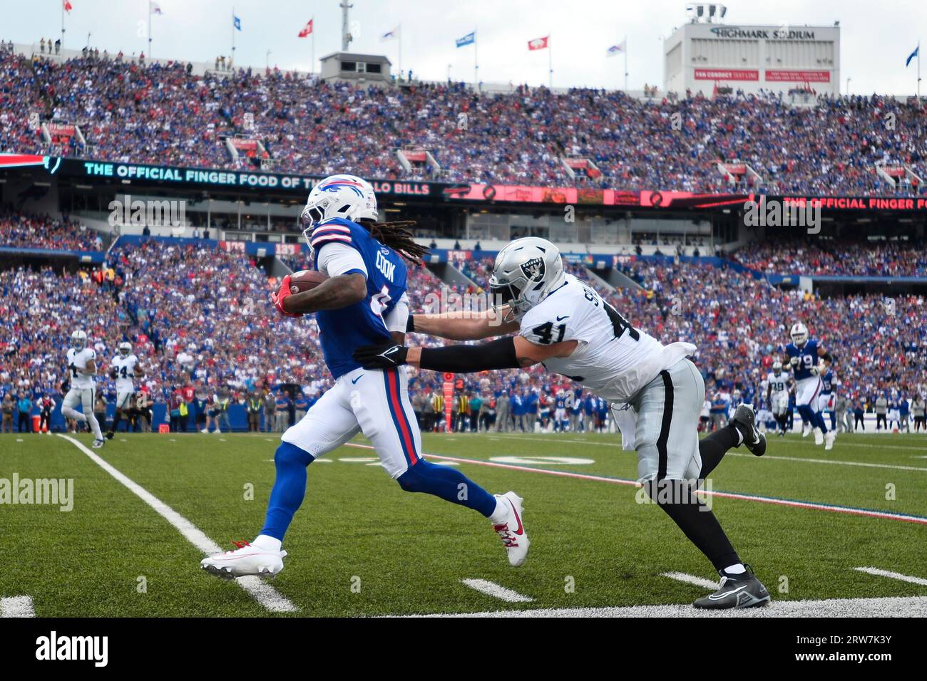 Las Vegas Raiders' Robert Spillane (41) tackles Buffalo Bills' James Cook (4) during the first half of an NFL football game, Sunday, Sept. 17, 2023, in Orchard Park, N.Y. (AP Photo/Adrian Kraus) Stockfoto