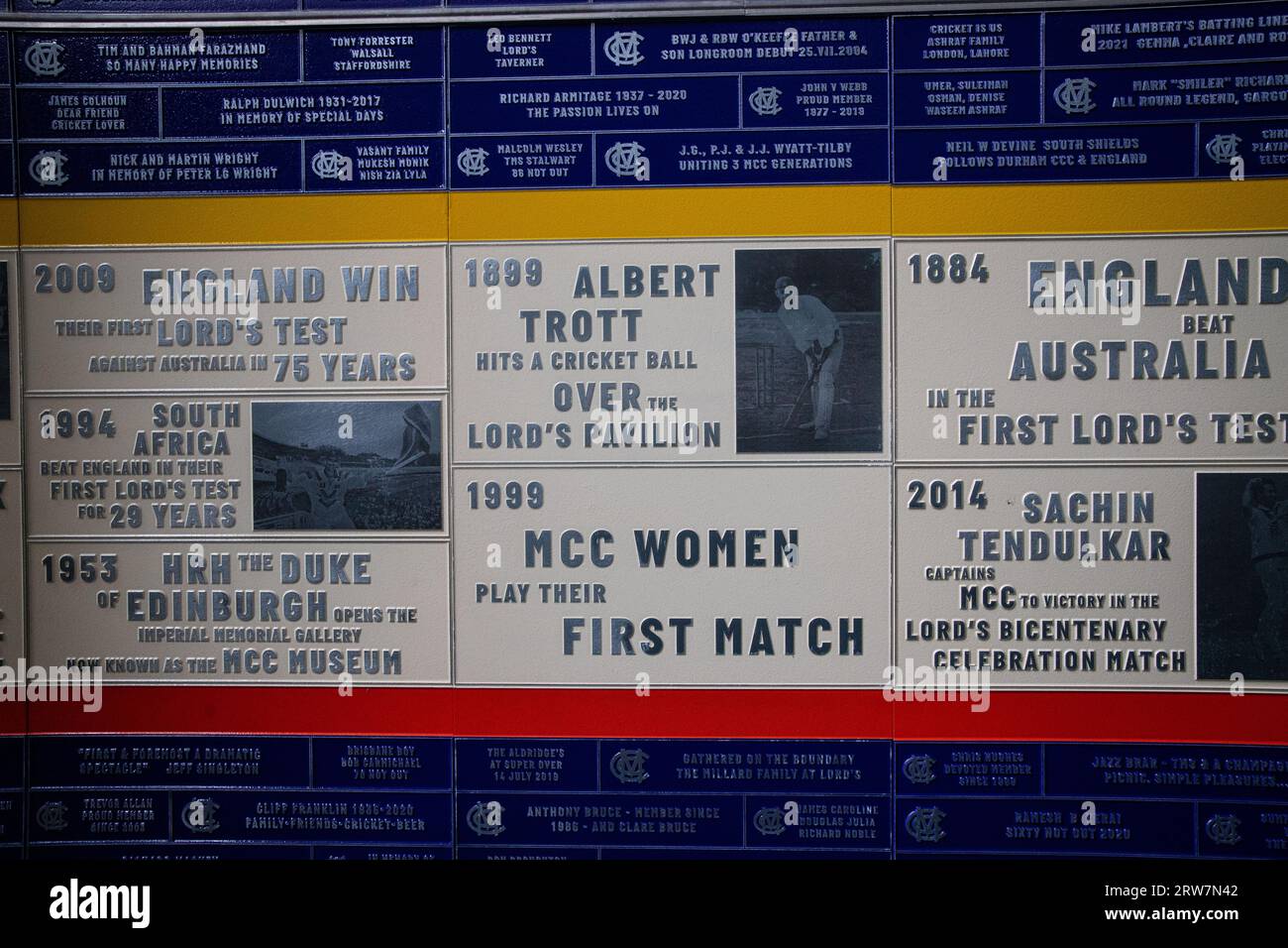 Details einer Zeitleiste auf dem Lord's Cricket Ground, die das Datum des ersten MCC Frauen-Cricket-Spiels zeigt Stockfoto