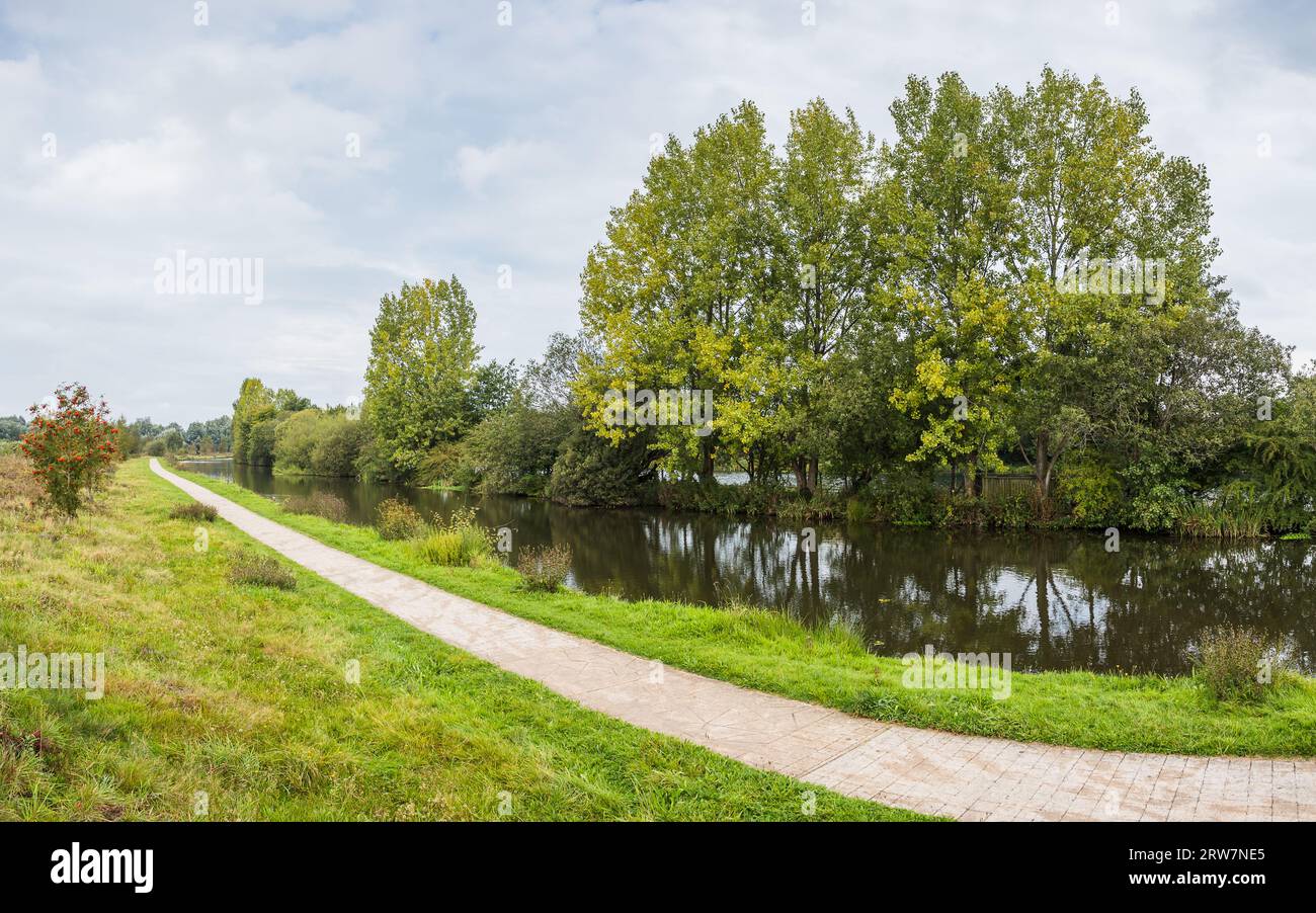 Ein Panorama mit mehreren Bildern, das im Herbst 2023 auf dem Schleppweg des Leeds Liverpool Canal vor Wigan zu sehen war. Stockfoto