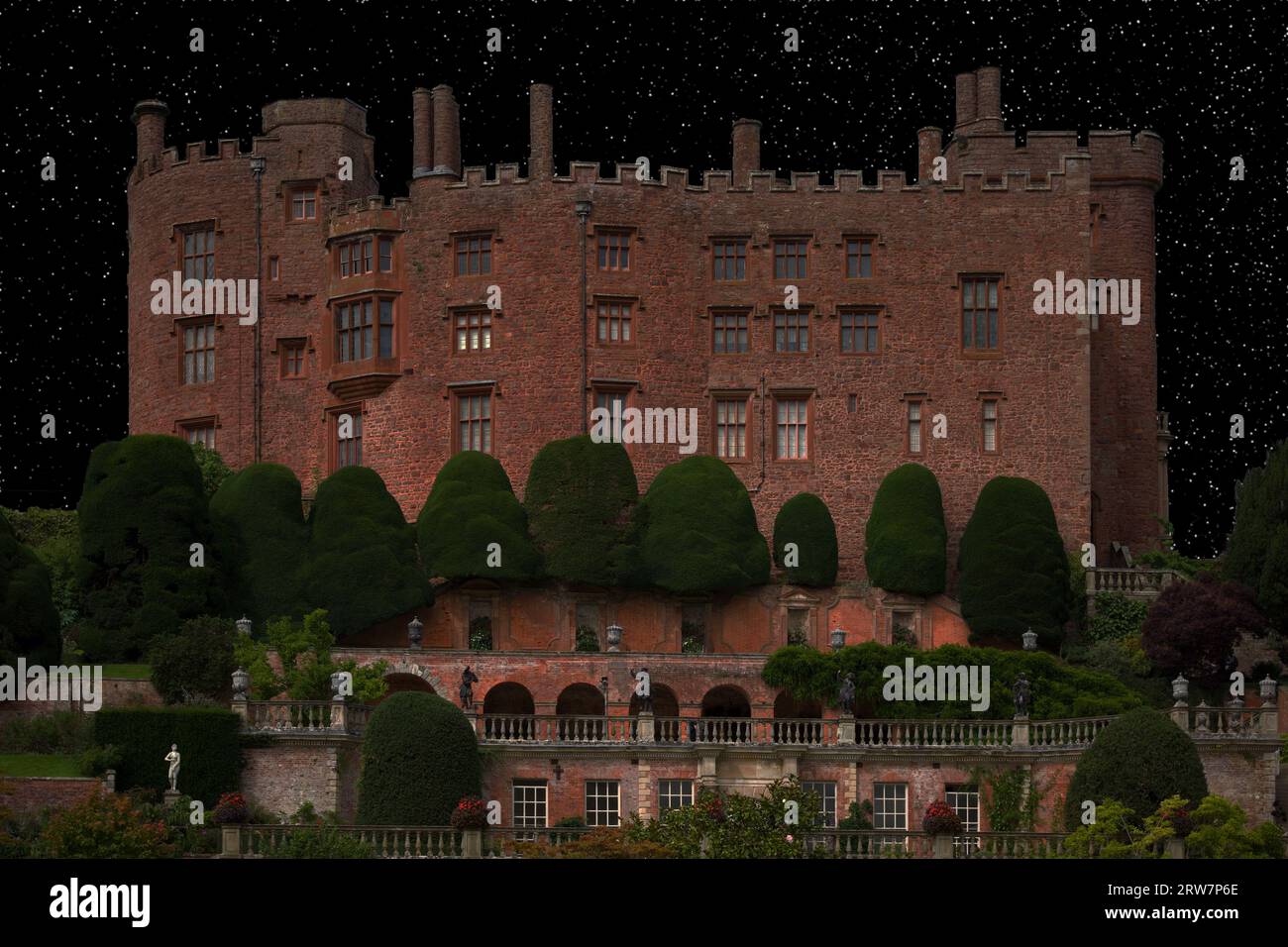 Ein Fantasiebild von Powis Castle in Wales. Es wurde zu einem gruseligen Nachtbild gemacht, das in Mondlicht getaucht ist. Sie wurde im 13. Jahrhundert erbaut. Stockfoto