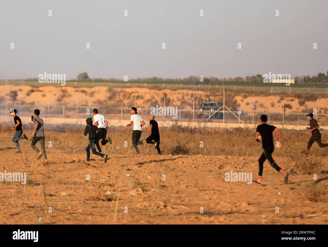 Ein palästinensischer Demonstrant verdeckt sich hinter einer Tarnung während der Konfrontationen mit israelischen Sicherheitskräften entlang der Grenze zu Israel, östlich von Khan Yunis, im südlichen Gazastreifen. Stockfoto