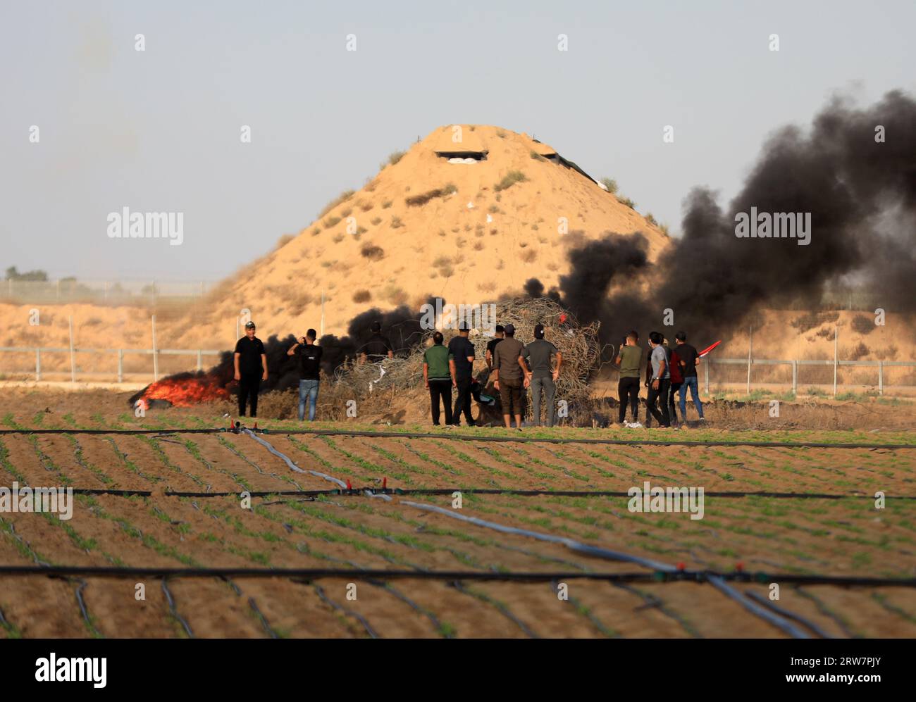 Ein palästinensischer Demonstrant wirft Steine bei Konfrontationen mit israelischen Sicherheitskräften entlang der Grenze zu Israel, östlich von Khan Yunis, im südlichen Gazastreifen. Stockfoto