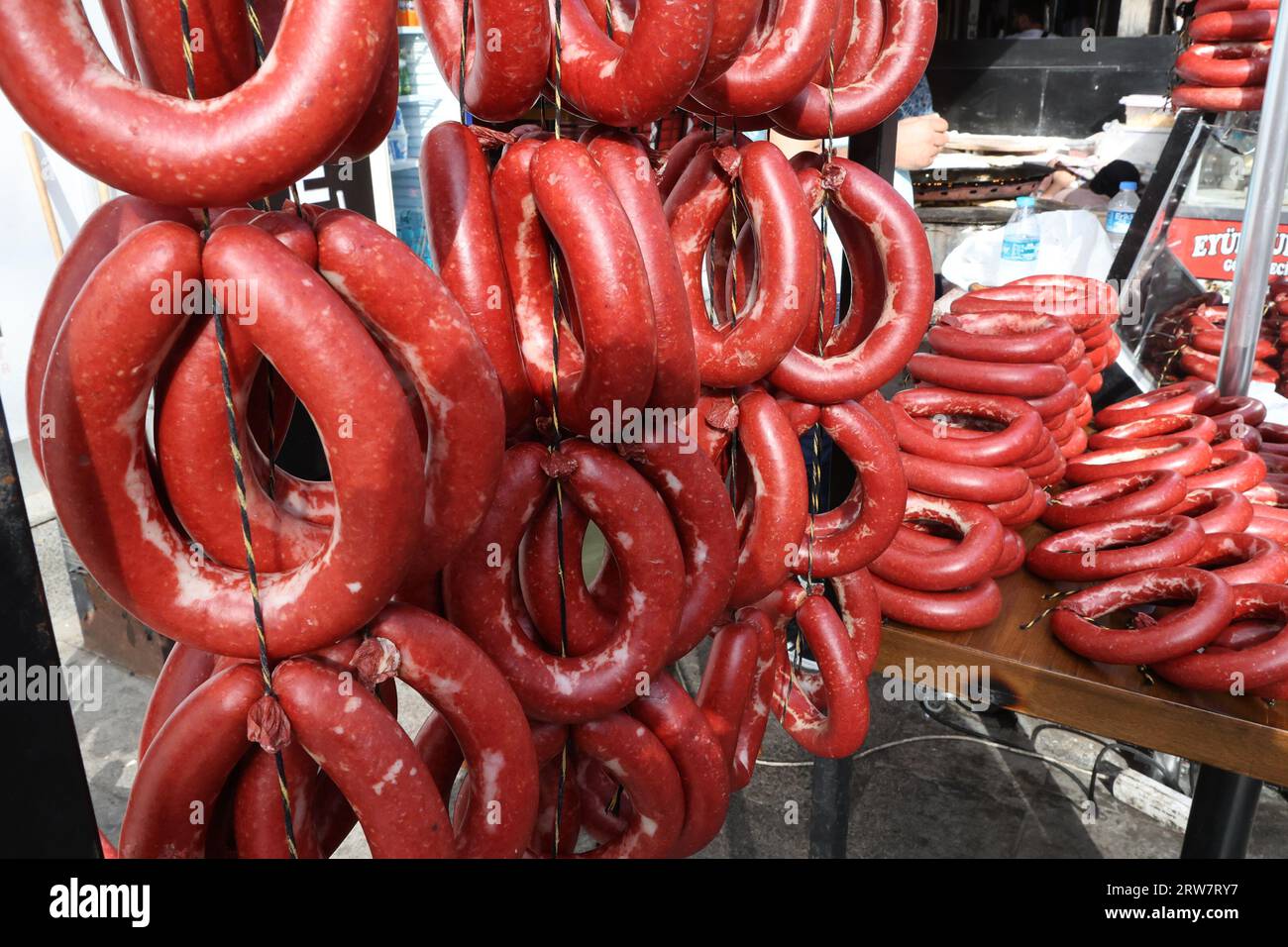 Sucuk (Rinderwurst) zum Verkauf auf dem Basar im Stadtteil Eyüpsultan von Istanbul Stockfoto