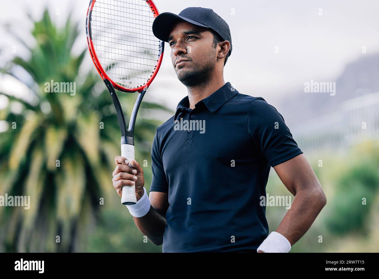Porträt eines jungen Tennisspielers mit Schläger Stockfoto