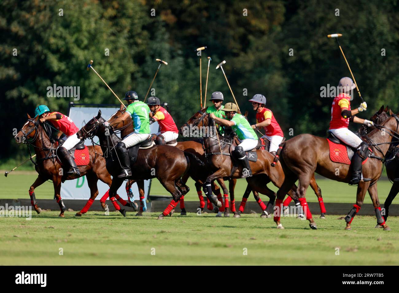 Düsseldorf , 10.09.2023 XIV FIP Polo Europameisterschaft in Düsseldorf Finale Spanien : Aserbaidschan 9 : 6 eine Spielszene mit vielen Spielern beim Kampf um den Ball Foto: Norbert Schmidt, Düsseldorf Stockfoto