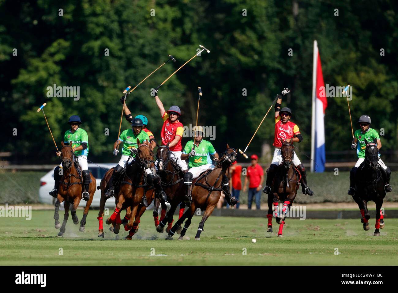 Düsseldorf , 10.09.2023 XIV FIP Polo Europameisterschaft in Düsseldorf Finale Spanien : Aserbaidschan 9 : 6 eine Spielszene mit vielen Spielern beim Kampf um den Ball Foto: Norbert Schmidt, Düsseldorf Stockfoto
