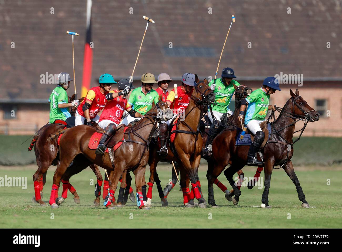 Düsseldorf , 10.09.2023 XIV FIP Polo Europameisterschaft in Düsseldorf Finale Spanien : Aserbaidschan 9 : 6 jeweils 4 Spieler der beiden Teams beim Kampf um den Ball Foto: Norbert Schmidt, Düsseldorf Stockfoto