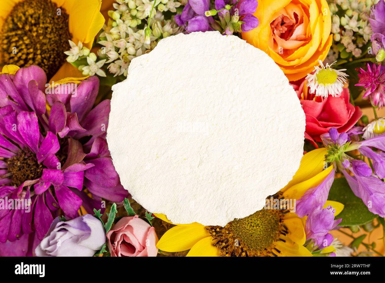 Frühlingsblumen mit einer Craft Paper blanck Note Stockfoto