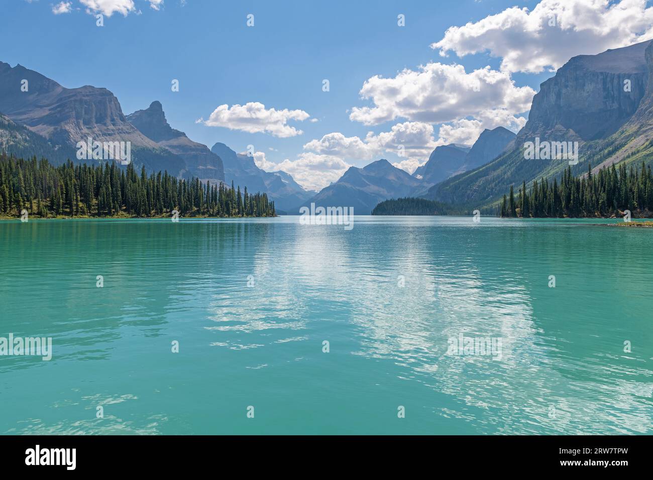 Maligne Lake Reflection von Spirit Island, Jasper National Park, Kanada aus gesehen. Stockfoto
