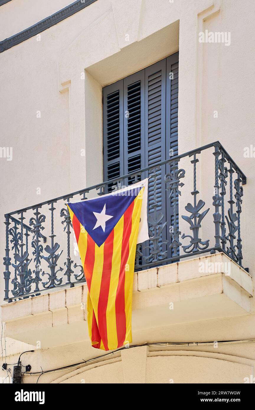 Katalanische Unabhängigkeitsflagge, die am 11. September, dem Tag Kataloniens, von einem Balkon hängt und die Unabhängigkeit Kataloniens fordert Stockfoto