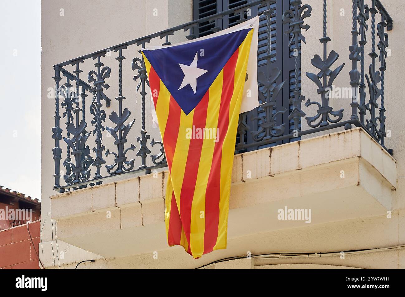 Katalanische Unabhängigkeitsflagge, die am 11. September, dem Tag Kataloniens, von einem Balkon hängt und die Unabhängigkeit Kataloniens fordert Stockfoto