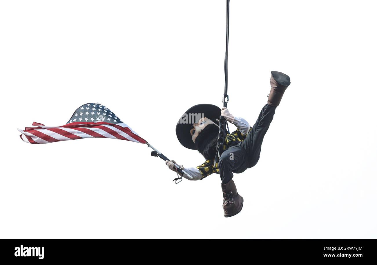 16. September 2023: Yosef, App State Mascot Zippiness in, um das Spiel zu starten. NCAA-Fußballspiel zwischen der East Carolina University und der Appalachian State University im Kidd Brewer Stadium in Boone, North Carolina. David Beach/CSM (Bild: © David Beach/Cal Sport Media) Stockfoto