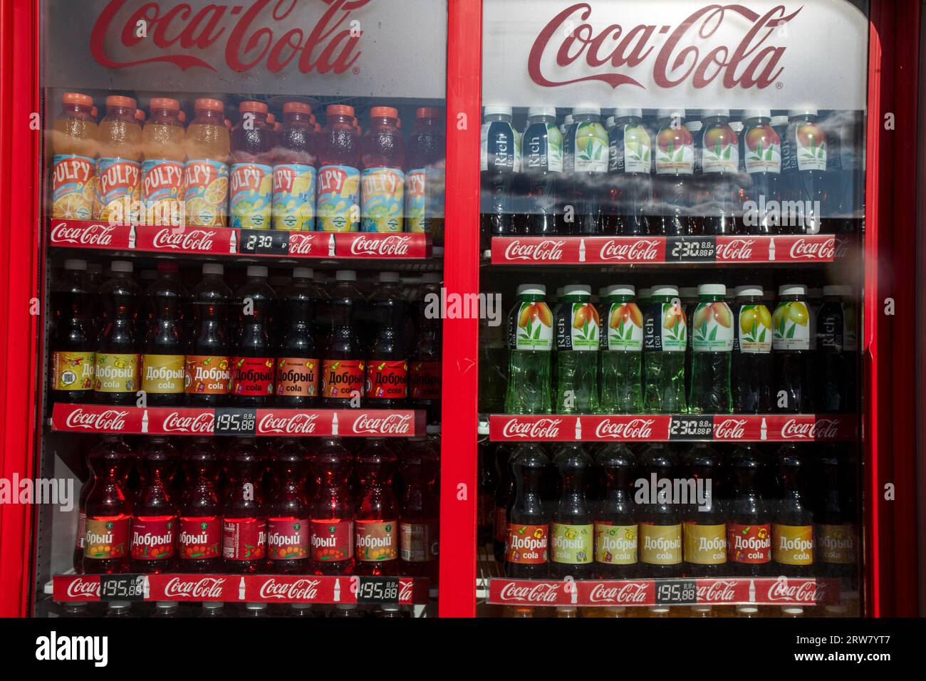 Moskau, Russland. September 2023. Der Außenkühlschrank mit Coca-Cola-Logo und alkoholfreien Getränken anderer Anbieter wird an einem Straßenstand in Moskau, Russland, gesehen. Coca Cola, der Marktführer für Erfrischungsgetränke, hat die Einstellung ihrer Aktivitäten in Russland angekündigt Stockfoto