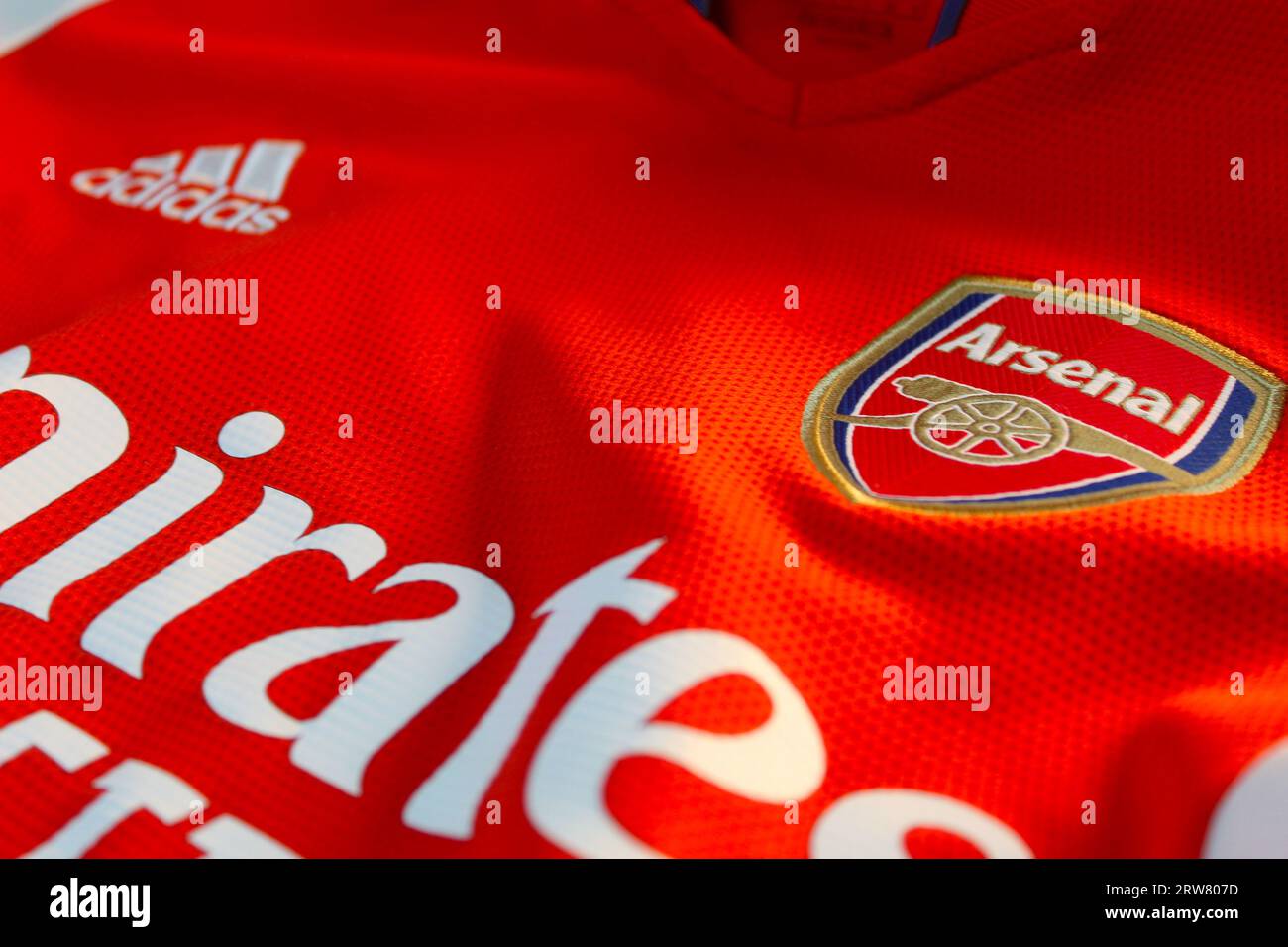 Ein Foto des rot-weißen Arsenal Football Club T-Shirts und des Abzeichens. Stockfoto
