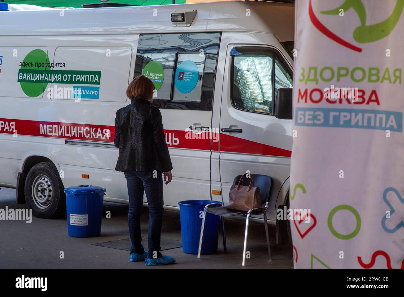 Moskau, Russland. September 2023. Eine Frau wartet auf die Impfung an einer mobilen kostenlosen Grippeimpfstelle in einem speziellen Krankenwagen an der U-Bahn-Station in Moskau, Russland Stockfoto