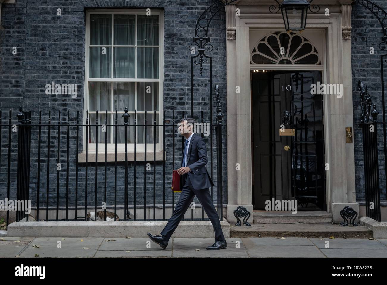 Premierminister Rishi Sunak verlässt Downing Street 10, um wöchentliche Fragen im Parlament zu stellen. Westminster, London, Großbritannien Stockfoto