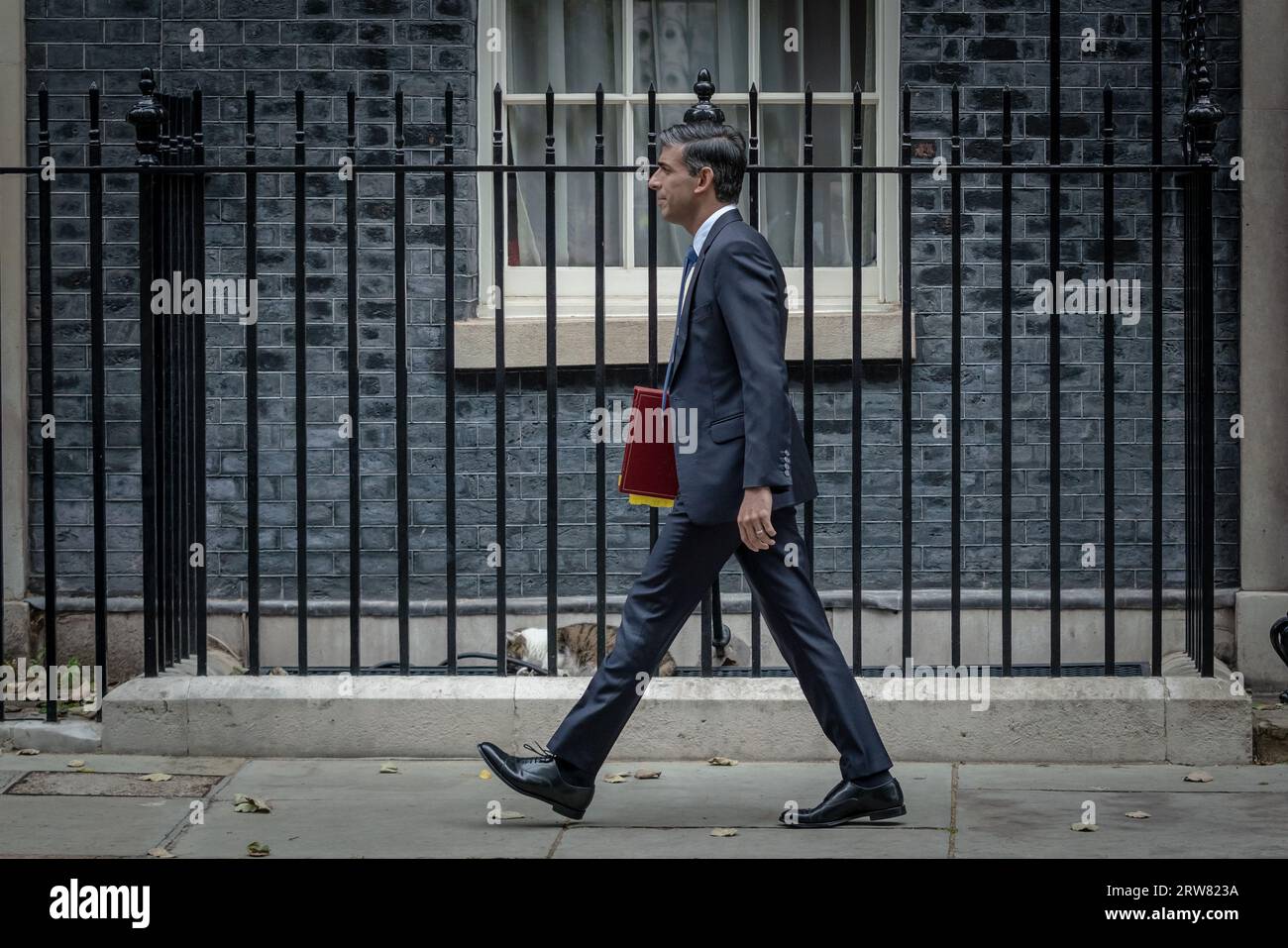 Premierminister Rishi Sunak verlässt Downing Street 10, um wöchentliche Fragen im Parlament zu stellen. Westminster, London, Großbritannien Stockfoto