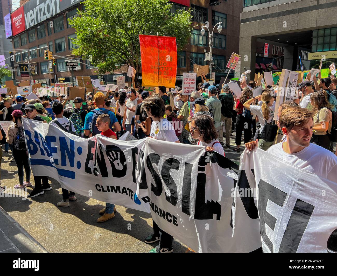 New York, New York, USA. September 2023. Tausende Demonstranten überfluteten heute Nachmittag die Straßen von Manhattan (New York City) und forderten Präsident Biden auf, Maßnahmen zu ergreifen, um die Expansion fossiler Brennstoffe und Klimagerechtigkeit zu beenden. Quelle: Ryan Rahman/Alamy Live News Stockfoto