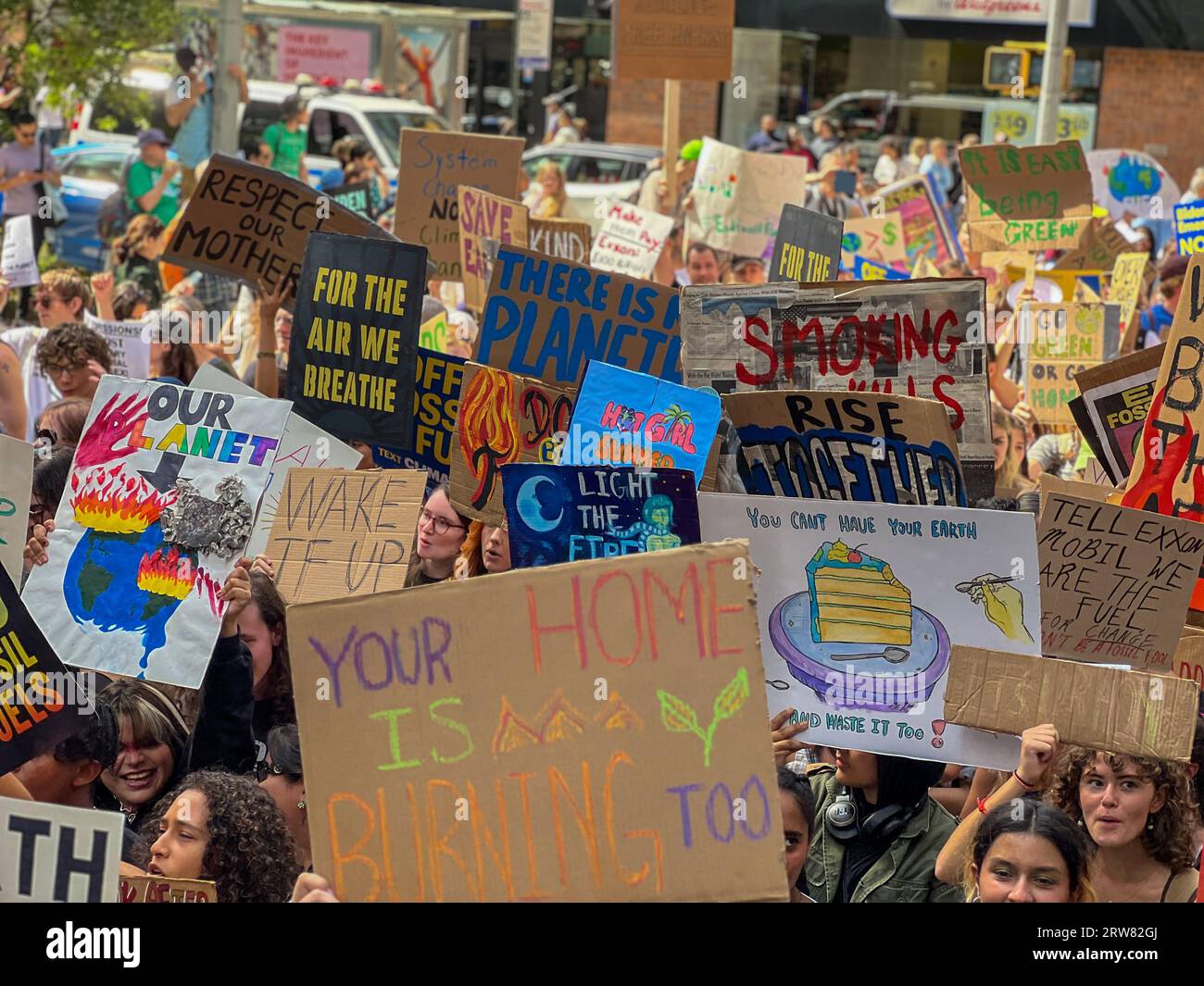 New York, New York, USA. September 2023. Tausende Demonstranten überfluteten heute Nachmittag die Straßen von Manhattan (New York City) und forderten Präsident Biden auf, Maßnahmen zu ergreifen, um die Expansion fossiler Brennstoffe und Klimagerechtigkeit zu beenden. Quelle: Ryan Rahman/Alamy Live News Stockfoto