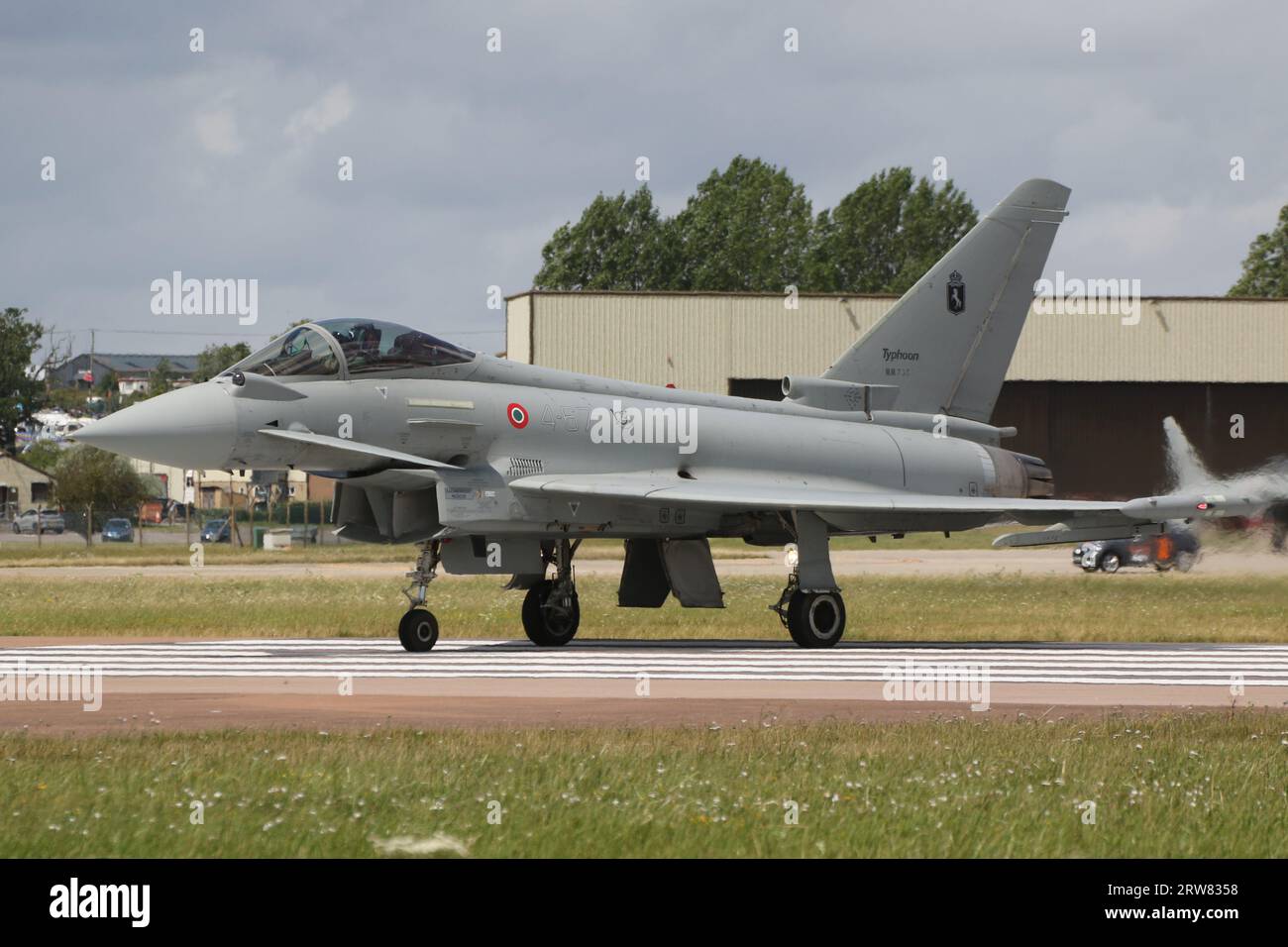 MM7355/4-67, ein Eurofighter F-2000A Typhoon, der von 4° Stormo der italienischen Luftwaffe betrieben wird und bei RAF Fairford in Gloucestershire, England ankommt, um an der Royal International Air Tattoo 2023 (RIAT 23) teilzunehmen. Stockfoto